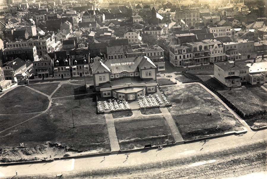 1955 (um) - Luftaufnahme von den Strandhallen