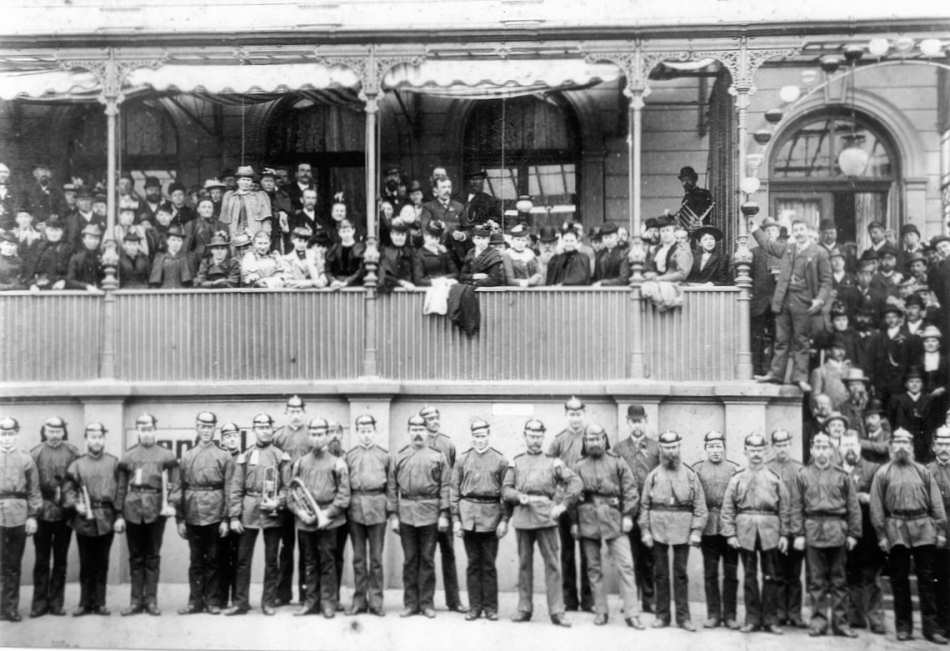 Die Feuerwehrkameraden aus Helgoland und Tagungsteilnehmer Die Feuerwehrkameraden aus Helgoland und Tagungsteilnehmer
