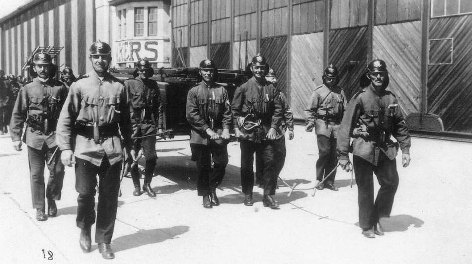 Gerätewagen mit Ausrüstungsgegenstände der "Steigertruppe" Gerätewagen mit Ausrüstungsgegenstände der "Steigertruppe"