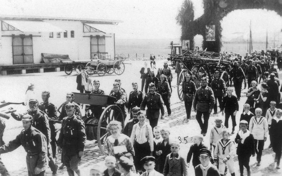 Die "Elite-Truppe" mit der 18m Drehleiter Die "Elite-Truppe" mit der 18m Drehleiter