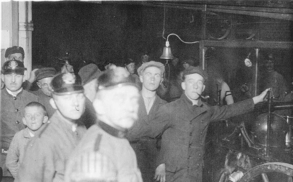 Im Vordergrund: v.l. Gustav Herren, Johann Herren, mit Pfeife: Ewe Scholmann