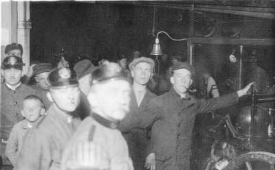 Im Vordergrund: v.l. Gustav Herren, Johann Herren, mit Pfeife: Ewe Scholmann