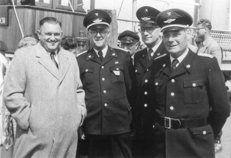 Die Generalität wird am Hafen abgeholt. Die Generalität wird am Hafen abgeholt.