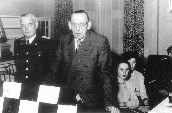 Ansprache des Stadtdirektors Carssen Lührs. Links: Wehrführer J. Extra. Ansprache des Stadtdirektors Carssen Lührs. Links: Wehrführer J. Extra.