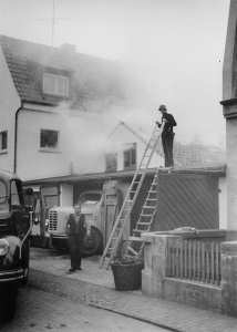 Mit "Pril" einen Brikettbrand gelöscht - 1963 Mit "Pril" einen Brikettbrand gelöscht - 1963