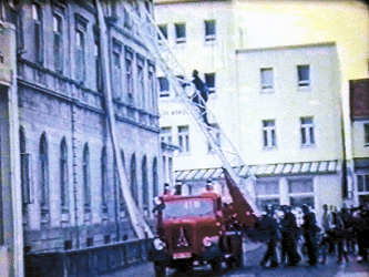 Menschenrettung über DL 22 und Rettungsschlauch Menschenrettung über DL 22 und Rettungsschlauch