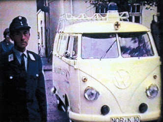 Das Norderneyer DRK vor ihrem damaligen Gerätehaus in der Langestraße. (Jetzt Wohnhaus Adler)