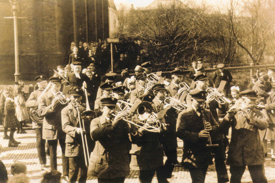 Nach der Konfirmation geht es zum Pfarrhaus - um 1926
