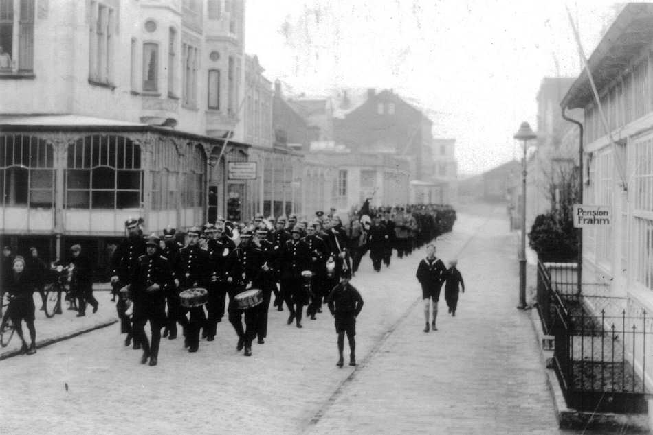 Umzug bei leichtem Schneetreiben - November 1935