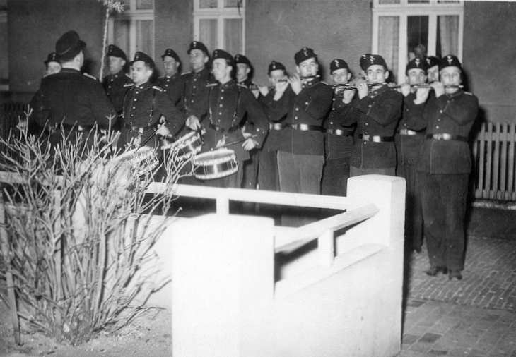 Hochzeitsständchen für einen Kameraden - 08.01.1955 Hochzeitsständchen für einen Kameraden - 08.01.1955