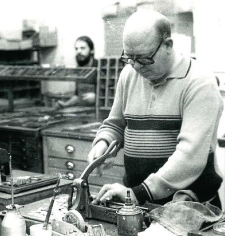 Dieter Möhlmann hackt Zeilen. Dieter Möhlmann hackt Zeilen.