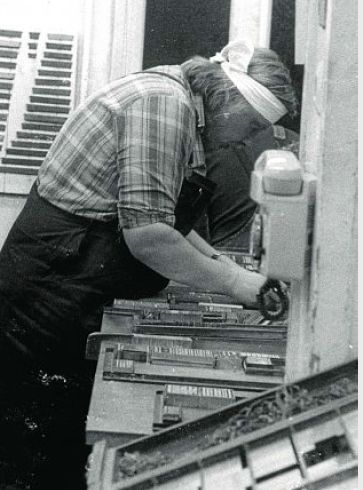 Maschinensetzer Werner Fischer stellt eine Seite im Handsatz zusammen. Maschinensetzer Werner Fischer stellt eine Seite im Handsatz zusammen.