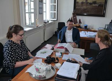 Bürgermeister Frank Ulrichs will Neuigkeiten für die Bürger mitteilen. Er setzt Ellen Sörries (links) und Chefredakteurin Verena Leidig in Kenntnis.