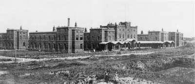 Seehospiz nach der Jahrhundertwende mit Wandelgang und Spielhallen.