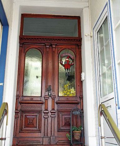 Holztür zum Haus Nummer 4