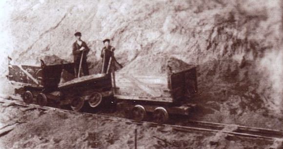 1916 wurden die Dünen an der Lüttji Legde (heute Kleingartengelände) abgetragen und mit einer Loren-Bahn zu dem erweiterten Gelände am See-Flugplatz gefahren. 1916 wurden die Dünen an der Lüttji Legde (heute Kleingartengelände) abgetragen und mit einer Loren-Bahn zu dem erweiterten Gelände am See-Flugplatz gefahren.