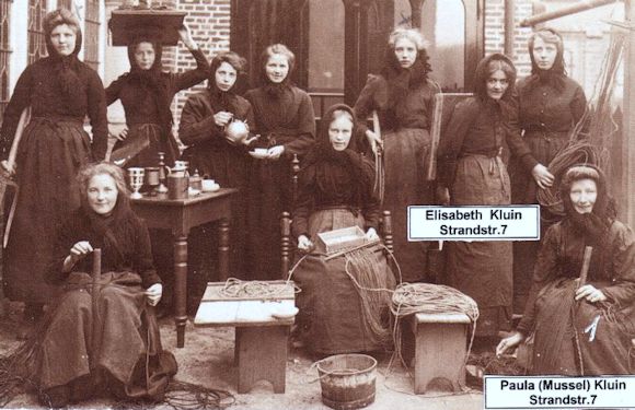 Junge Norderneyer Frauen in alter Sonntagskleidung Junge Norderneyer Frauen in alter Sonntagskleidung