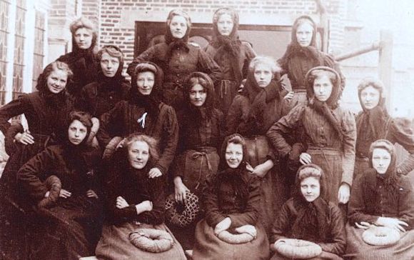 Junge Norderneyer Frauen in alter Sonntagskleidung Junge Norderneyer Frauen in alter Sonntagskleidung