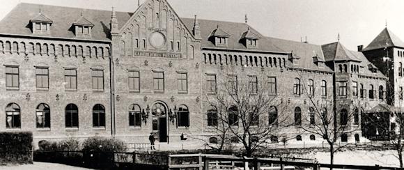 Dieses Foto des alten Postamts ist vor 1914 aufgenommen worden