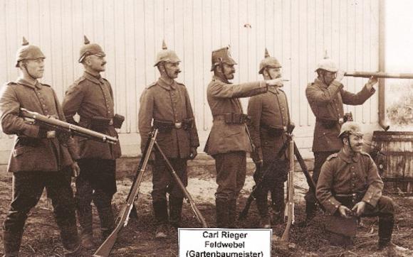 Zugführer Carl Rieger (Privat Gartenbaumeister auf Norderney) gibt Anweisung Zugführer Carl Rieger (Privat Gartenbaumeister auf Norderney) gibt Anweisung