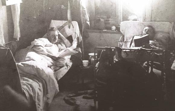 Im Schlafraum der "Vogelkolonie" Im Schlafraum der "Vogelkolonie"