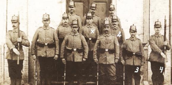 Land-Wehrmänner vor dem Wohnhaus des Leuchtturmwärters Gieseler