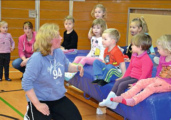 Jutta Dinkelmann erklärt die nächste Übung