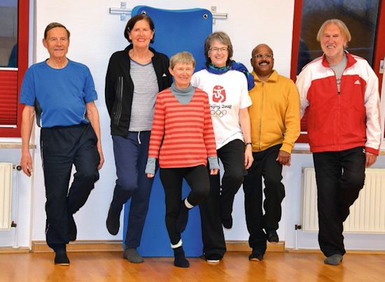 Eine kleine Gruppe trifft sich regelmäßig zum gemeinsamen Qigong