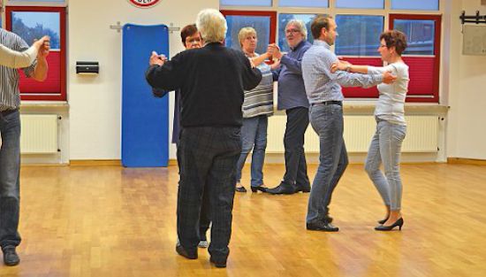 Hand-to-Hand mit Damenwechsel beim Cha Cha Hand-to-Hand mit Damenwechsel beim Cha Cha